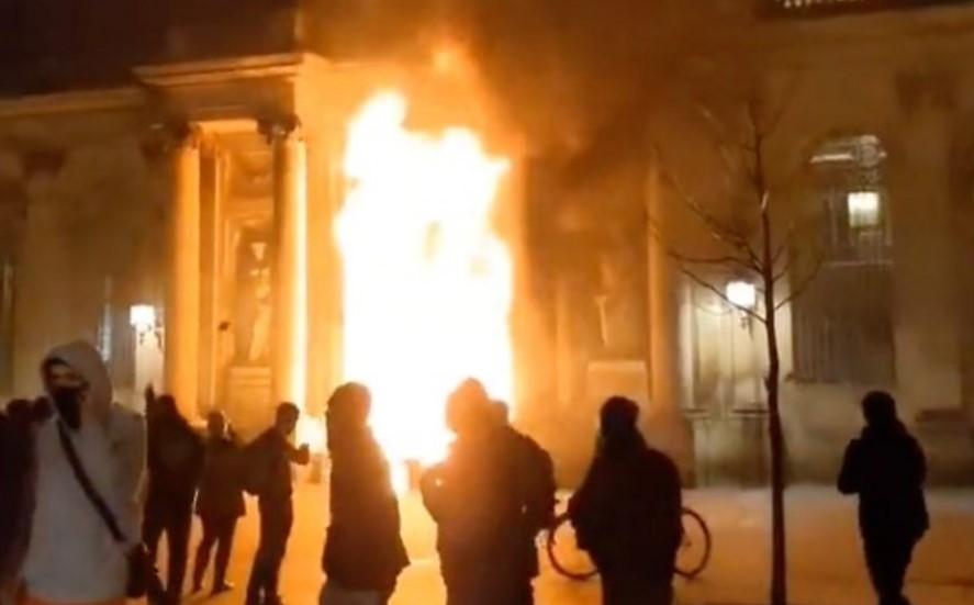Frankreich: Demonstranten gegen Macrons Rentenreform stecken das Rathaus von Bordeaux in Brand