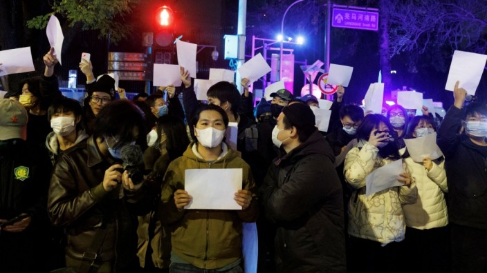 Im Kampf gegen die Corona-Pandemie sollte China Experten zufolge die Strategie ändern