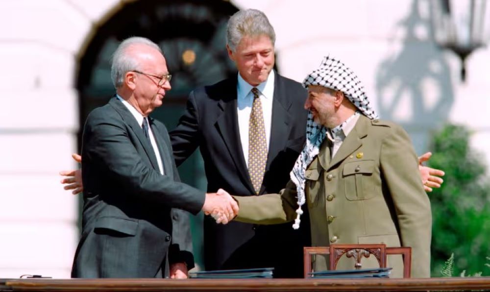 Am 13. September tauschen Arafat und Rabin auf dem Rasen des Weißen Hauses im Beisein von US-Präsident Bill Clinton einen historischen Händedruck