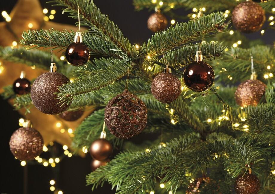 Weihnachten in Deutschland: Weniger Geschenke, kleinere Weihnachtsbäume und preiswerteres Festessen Bild: bnm