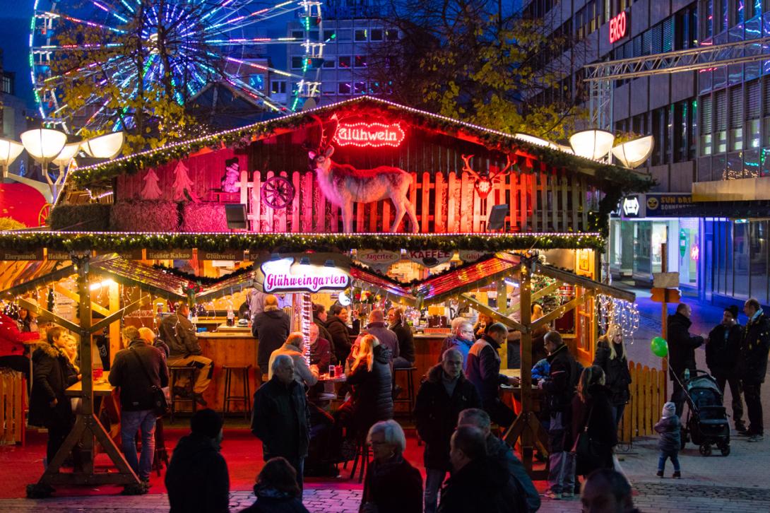 Menschen strömen nach Corona wieder auf die Christkindlmärkte Menschen strömen nach Corona wieder auf die Christkindlmärkte