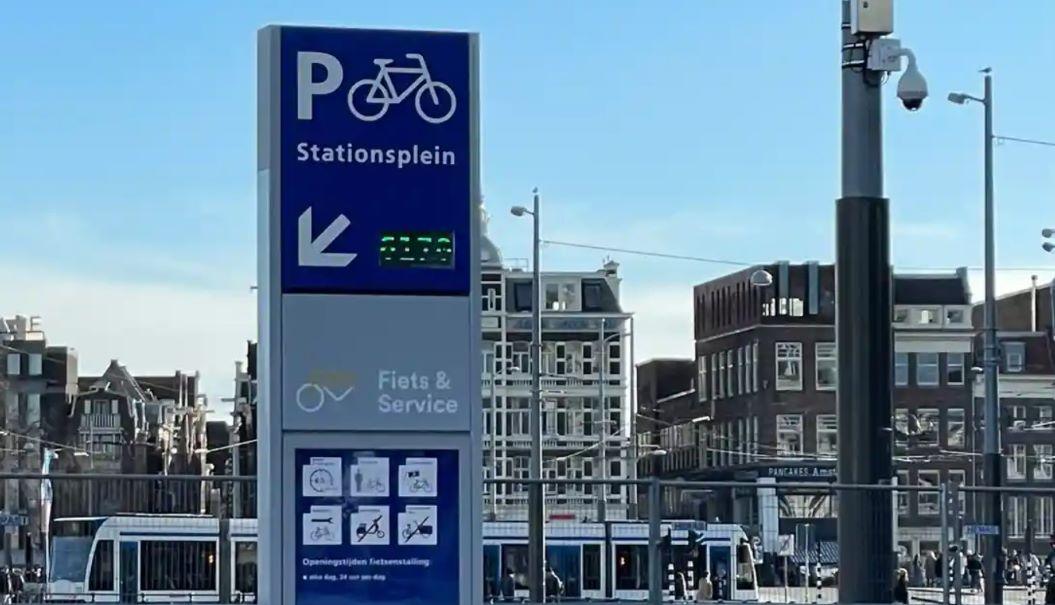 Fahrradgarage unter Wasser löst die Lagerprobleme des Amsterdamer Hauptbahnhof Fahrradgarage unter Wasser löst die Lagerprobleme des Amsterdamer Hauptbahnhof