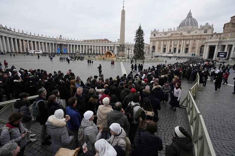 Die Beerdigung von Benedikt XVI. zieht schätzungsweise 100.000 Menschen auf den Petersplatz Die Beerdigung von Benedikt XVI. zieht schätzungsweise 100.000 Menschen auf den Petersplatz