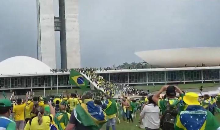Anhänger des ehemaligen brasilianischen Präsidenten Bolsonaro stürmen Kongressgebäude Anhänger des ehemaligen brasilianischen Präsidenten Bolsonaro stürmen Kongressgebäude