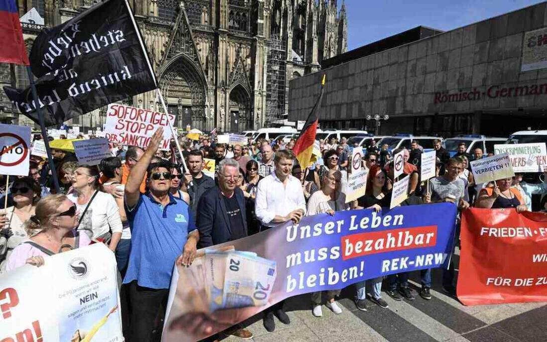 Pro-Putin-Aktivisten in Deutschland arbeiten daran die Bundesregierung gegen die Ukraine aufzuhetzen Pro-Putin-Aktivisten in Deutschland arbeiten daran die Bundesregierung gegen die Ukraine aufzuhetzen