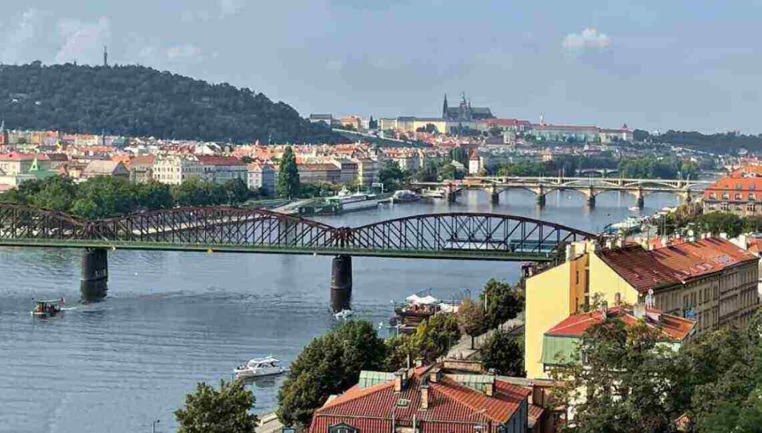 "Wie der Einsturz des Eiffelturms": Kampf um die Rettung der historischen Prager Brücke "Wie der Einsturz des Eiffelturms": Kampf um die Rettung der historischen Prager Brücke