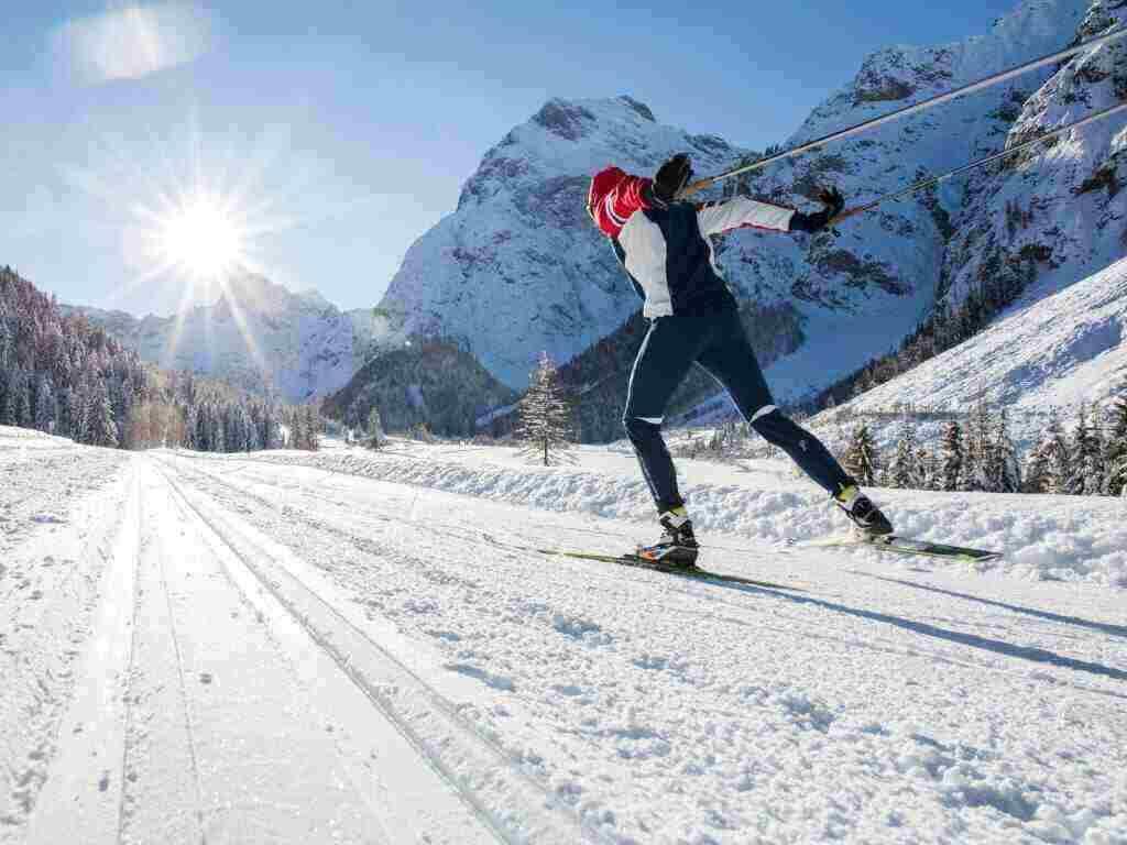 Tourismusbranche in den Alpen trotz Schneemangel optimistisch für bevorstehende Hochsaison