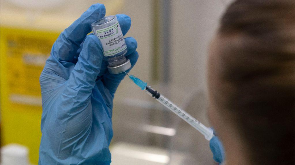 Impfgegner machen weiter Stimmung: Schwere Nebenwirkungen der Corona-Impfstoffe trotzdem sehr selten Impfgegner machen weiter Stimmung: Schwere Nebenwirkungen der Corona-Impfstoffe trotzdem sehr selten