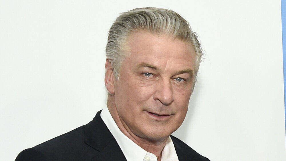 Klage offiziell eingereicht: Alec Baldwin muss sich wegen fahrlässiger Tötung vor Gericht verantworten