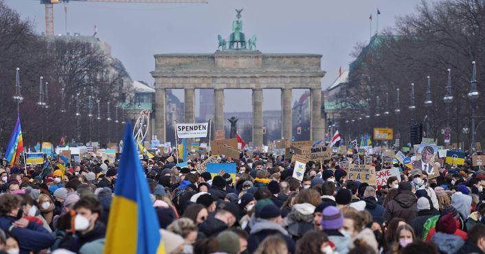 In Berlin haben sich mehrere Tausend Menschen zu einer Demonstration versammelt In Berlin haben sich mehrere Tausend Menschen zu einer Demonstration versammelt
