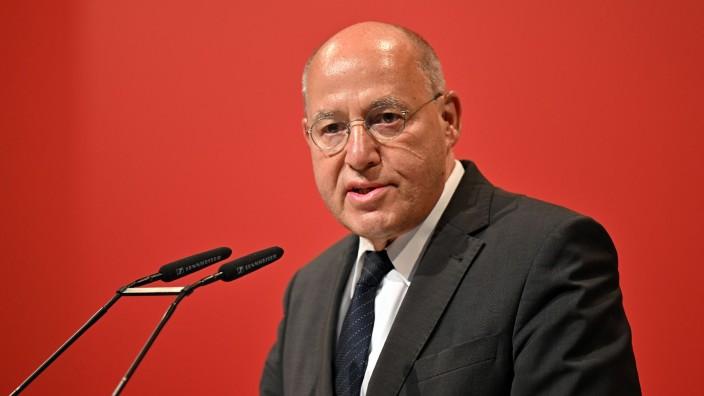 Gregor Gysi fordert einen sofortigen Waffenstillstand im Ukraine-Krieg Gregor Gysi fordert einen sofortigen Waffenstillstand im Ukraine-Krieg