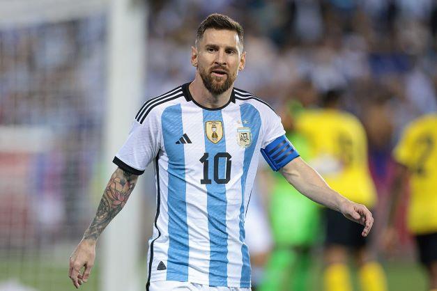 Messi kann sich auf die Übergabe der silbernen Trophäe als Weltfußballer 2022 freuen Messi kann sich auf die Übergabe der silbernen Trophäe als Weltfußballer 2022 freuen