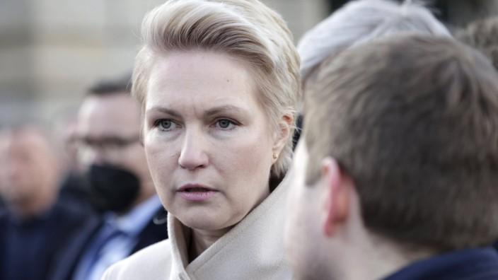 Schwesig schlägt heftige Kritik entgegen im Konflikt um die Container-Unterkunft Schwesig schlägt heftige Kritik entgegen im Konflikt um die Container-Unterkunft