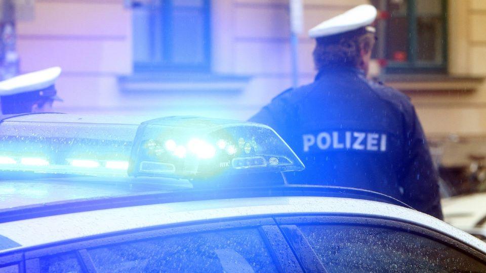 Klimaschutz-Aktivisten haben sich in mehreren Städten am Montagmorgen auf Straßen festgeklebt