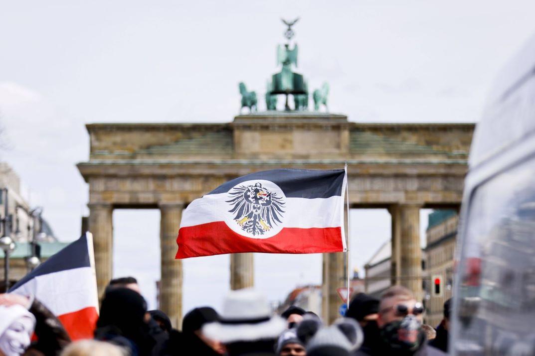 Eingreifmöglichkeiten gegen "Reichsbürger" begrenzt: "Königreich Deutschland" will sich in Brandenburg ansiedeln Eingreifmöglichkeiten gegen "Reichsbürger" begrenzt: "Königreich Deutschland" will sich in Brandenburg ansiedeln