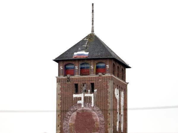 Potsdam: Russische Fahne am Dach des "Kreml" Potsdam: Russische Fahne am Dach des "Kreml"
