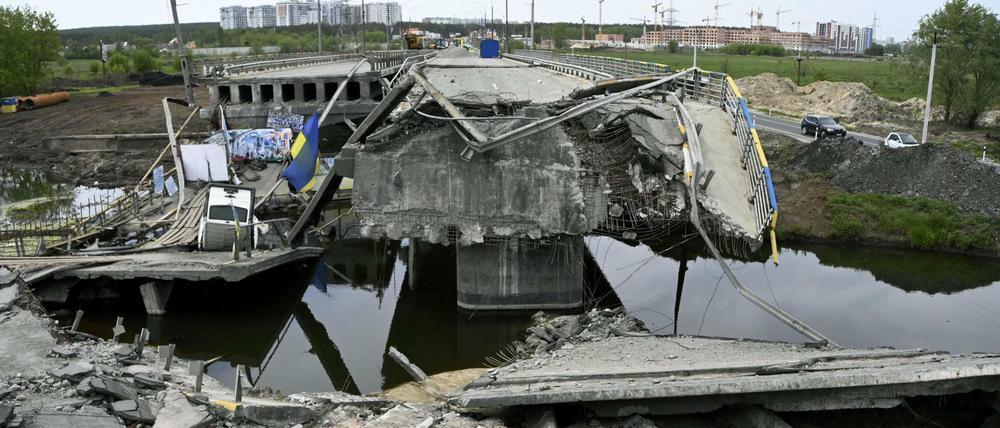 An der ukrainischen Front harren die Zivilisten aus während Truppen russische Angriffe abwehren An der ukrainischen Front harren die Zivilisten aus während Truppen russische Angriffe abwehren