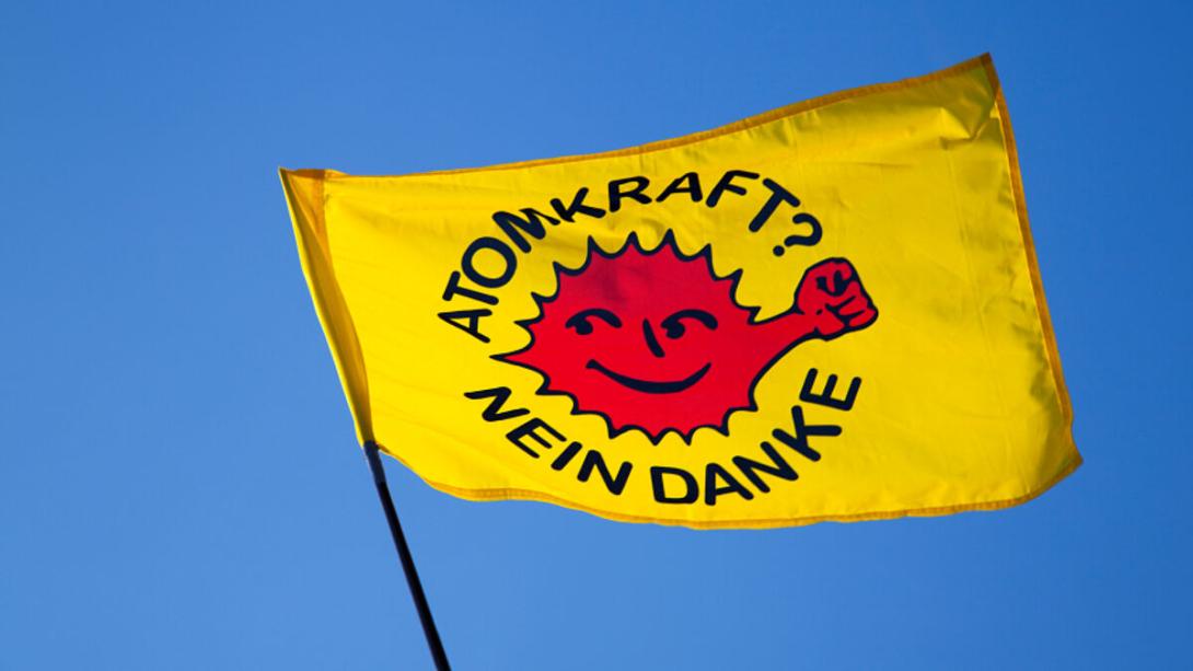 Greenpeace protestiert gegen Atomkraft an verbliebenen aktiven Atomkraftwerken Greenpeace protestiert gegen Atomkraft an verbliebenen aktiven Atomkraftwerken