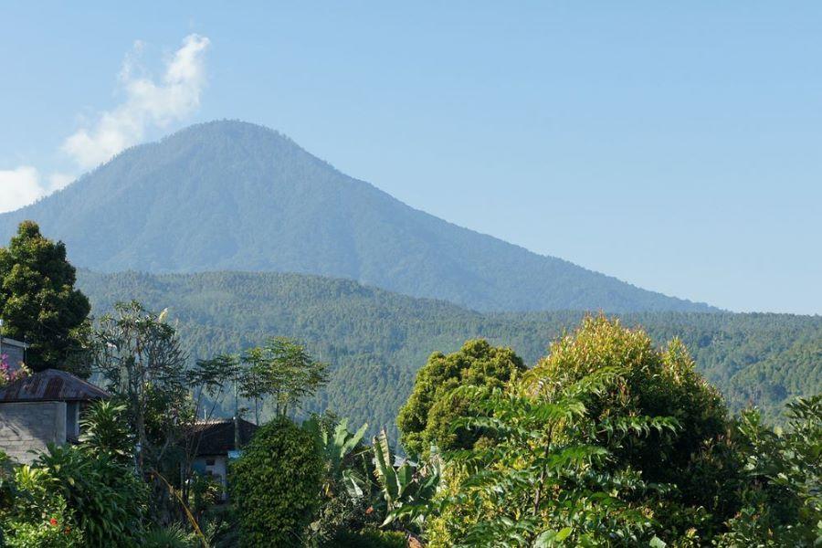 Indonesien: Russischer Tourist soll abgeschoben werden weil er nackt auf dem heiligen Berg Agung posiert hat Indonesien: Russischer Tourist soll abgeschoben werden weil er nackt auf dem heiligen Berg Agung posiert hat