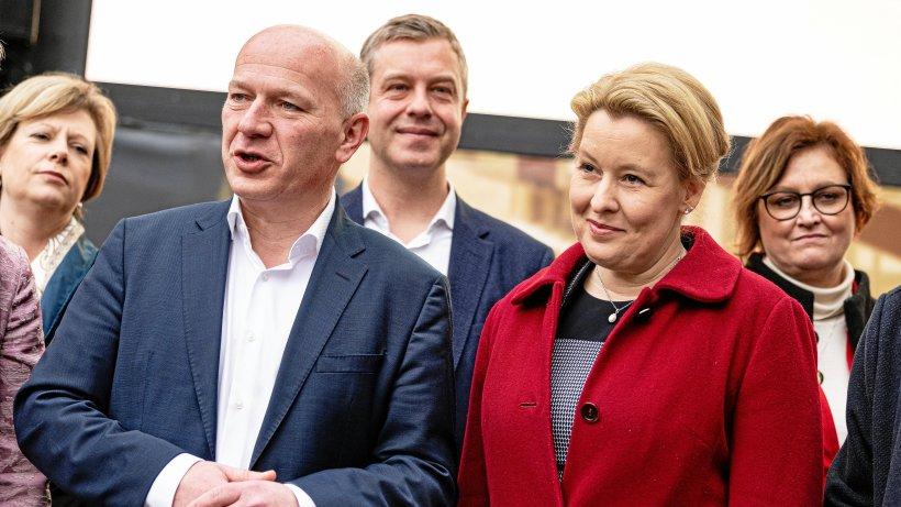 Berlin-SPD: Mit knallroten Aktenordnern zu Einigungen in Koalitionsgesprächen mit der CDU Berlin-SPD: Mit knallroten Aktenordnern zu Einigungen in Koalitionsgesprächen mit der CDU