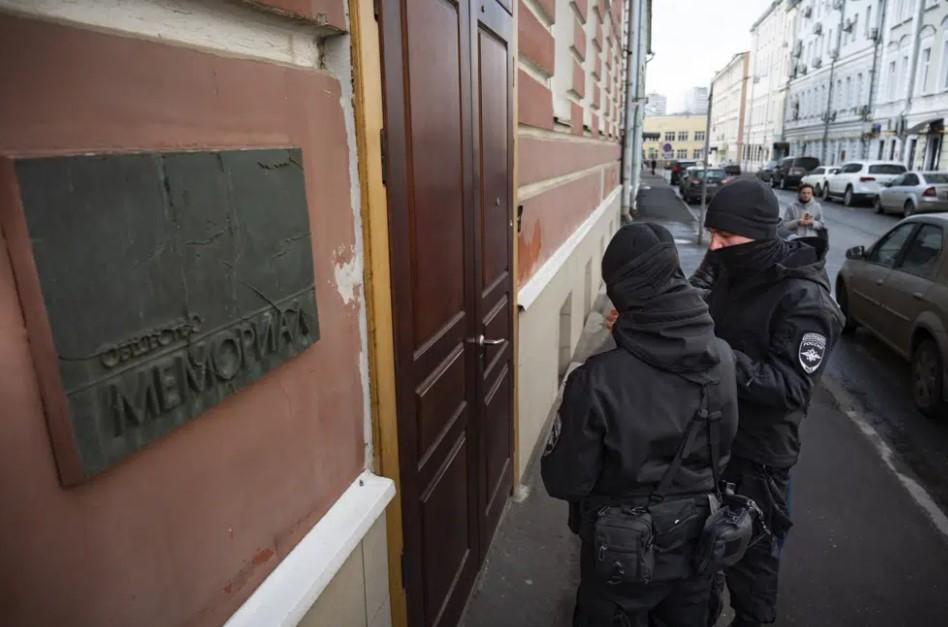 Russland geht mit Razzia gegen Menschenrechtsaktivisten wegen Rehabilitierung des Nationalsozialismus vor Russland geht mit Razzia gegen Menschenrechtsaktivisten wegen Rehabilitierung des Nationalsozialismus vor
