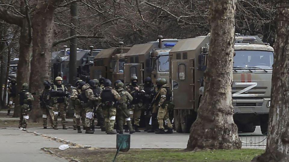 Russische Soldaten beschuldigen Kommandeure "Barrieretruppen" einzusetzen um sie am Rückzug zu hindern Russische Soldaten beschuldigen Kommandeure "Barrieretruppen" einzusetzen um sie am Rückzug zu hindern