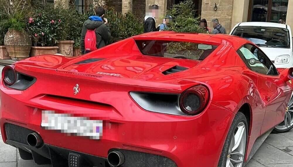 Italien: Tourist muss 470 Euro Strafe zahlen weil er seinen Ferrari auf der berühmte Piazza von Florenz parkt