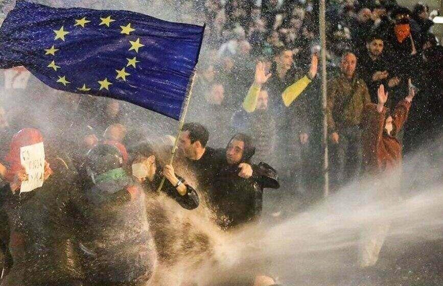 Georgien: Massenproteste gegen Gesetze nach russischem Vorbild als "ausländische Agenten" eingestuft zu werden Georgien: Massenproteste gegen Gesetze nach russischem Vorbild als "ausländische Agenten" eingestuft zu werden