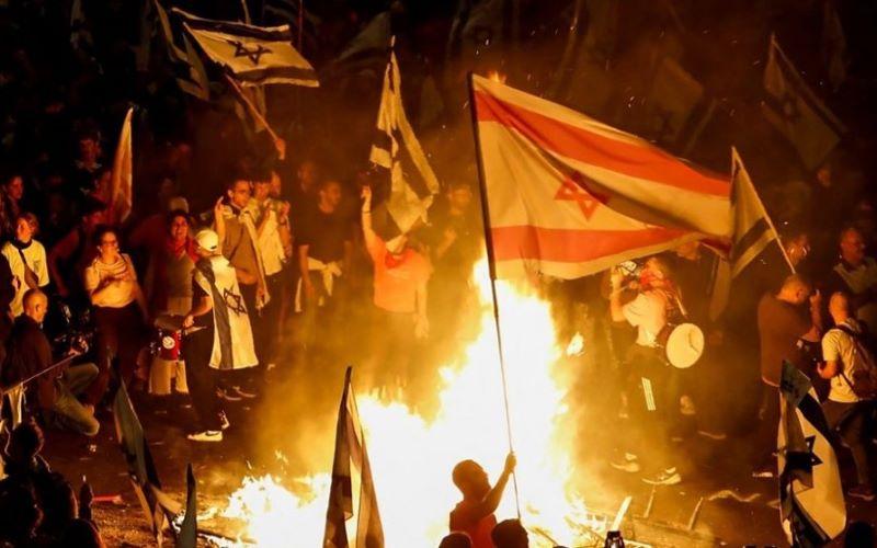 Massenproteste in Israel nach Entlassung des Verteidigungsministers durch Netanjahu Massenproteste in Israel nach Entlassung des Verteidigungsministers durch Netanjahu