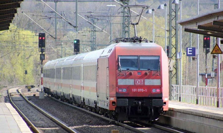 Warnstreiks in Deutschland: Schienenverkehr und Flughäfen kommen weitgehend zum Erliegen