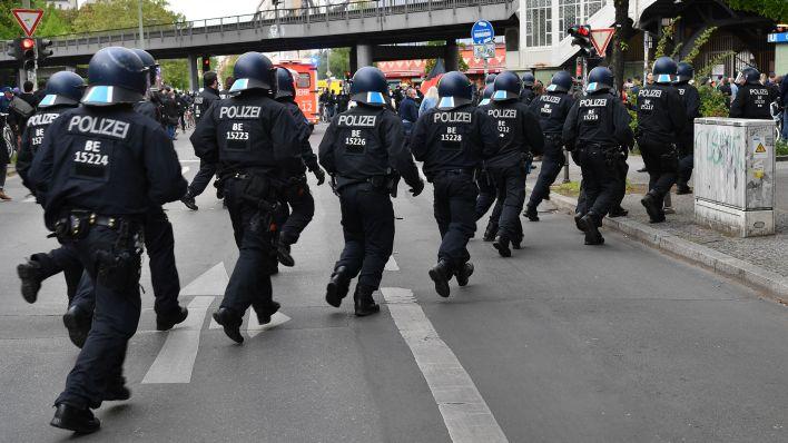 Polizei rüstet sich mit 6300 Beamten für die Demonstrationen am 1. Mai in Berlin Polizei rüstet sich mit 6300 Beamten für die Demonstrationen am 1. Mai in Berlin