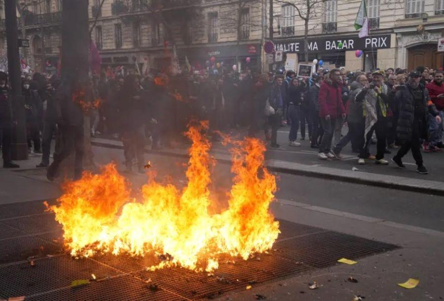Bisher 1093 verletzte Polizisten und Feuerwehrleute bei Proteste gegen Rentenreform in Frankreich