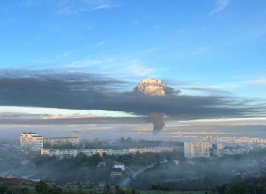 Massives Feuer nach Explosion eines Treibstofftanks auf der von Russland besetzten Krim nach mutmaßlichem Drohnenangriff Massives Feuer nach Explosion eines Treibstofftanks auf der von Russland besetzten Krim nach mutmaßlichem Drohnenangriff