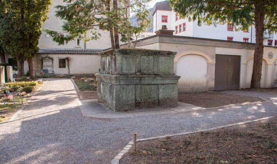 Ein Nazi-Denkmal auf einem Schweizer Friedhof löst Kontroversen aus Ein Nazi-Denkmal auf einem Schweizer Friedhof löst Kontroversen aus