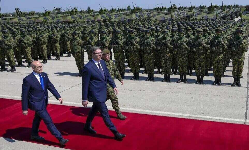 Serbiens und Ungarns Staatschefs nehmen an Militärvorführungen in Serbien als Teil einer Machtdemonstration teil Serbiens und Ungarns Staatschefs nehmen an Militärvorführungen in Serbien als Teil einer Machtdemonstration teil