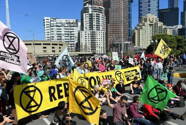 Mehr als 1.500 Personen bei Extinction Rebellion-Protest in Den Haag festgenommen Mehr als 1.500 Personen bei Extinction Rebellion-Protest in Den Haag festgenommen