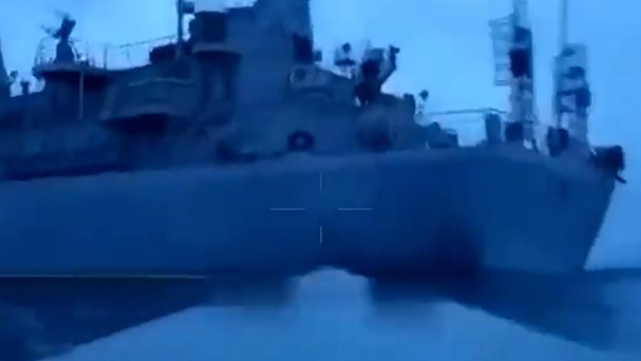 Russische Aufklärungsschiff der Schwarzmeerflotte offenbar von ukrainischer Überwasserdrohne getroffen Russische Aufklärungsschiff der Schwarzmeerflotte offenbar von ukrainischer Überwasserdrohne getroffen