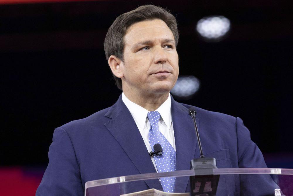 Präsidentschaftswahlkampf in den USA: Floridas Gouverneur DeSantis unterzeichnet Gesetze die es unmöglich machen ihn zur Rechenschaft zu ziehen Präsidentschaftswahlkampf in den USA: Floridas Gouverneur DeSantis unterzeichnet Gesetze die es unmöglich machen ihn zur Rechenschaft zu ziehen