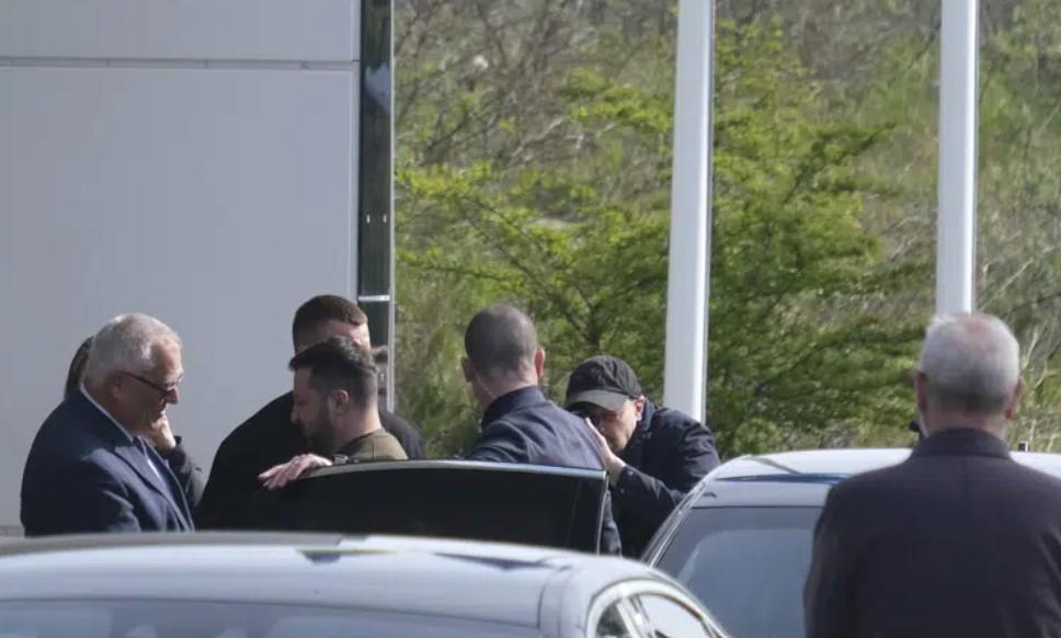 Präsident Selenskyj bei IStGH-Besuch: "Wir alle wollen hier in Den Haag einen anderen Wladimir sehen" Präsident Selenskyj bei IStGH-Besuch: "Wir alle wollen hier in Den Haag einen anderen Wladimir sehen"