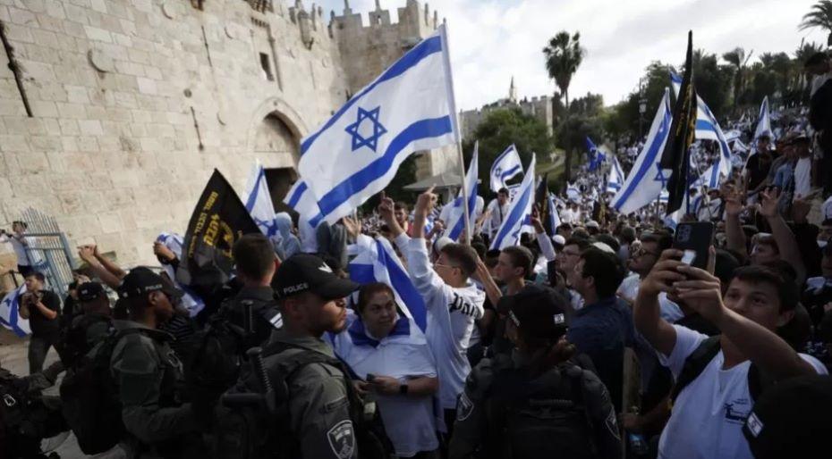 Tausende nationalistische Israelis ziehen unter massivem Polizeischutz mit israelischen Flaggen durch Jerusalem Tausende nationalistische Israelis ziehen unter massivem Polizeischutz mit israelischen Flaggen durch Jerusalem