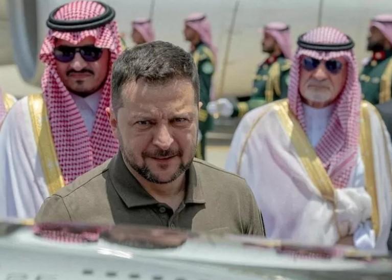 Präsident Selenskyj beschuldigt arabischen Staats- und Regierungschefs vor dem Krieg "ein Auge zuzudrücken" Präsident Selenskyj beschuldigt arabischen Staats- und Regierungschefs vor dem Krieg "ein Auge zuzudrücken"