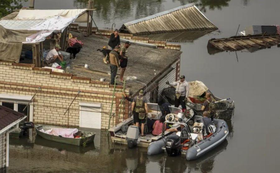 Erneut Helfer wegen russischem Beschuss bei Hochwasserreinigungsarbeiten in Cherson getötet