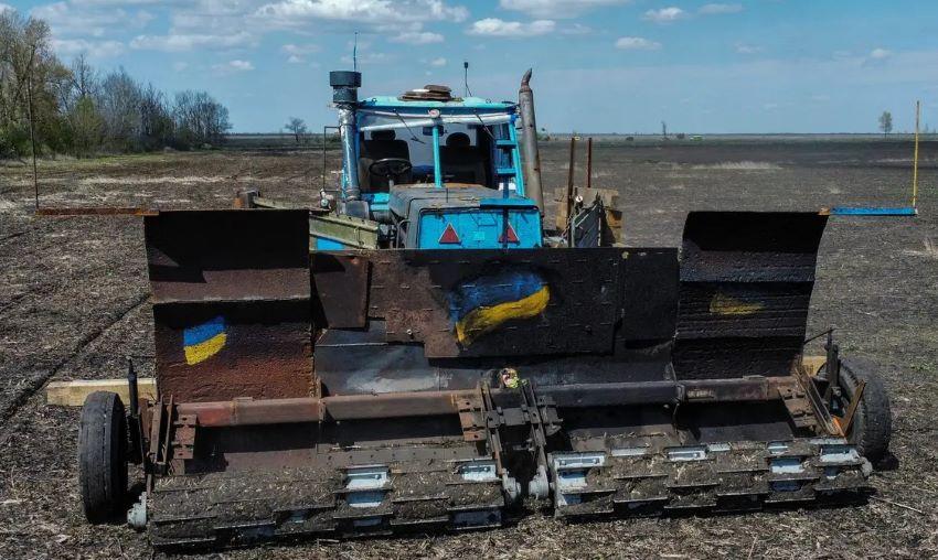Ukrainische Bauern improvisieren um ihr Land von russischen Minen zu befreien