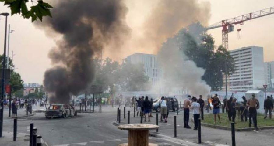 Frankreich: Hunderte marschieren zum Gedenken an den von Polizei erschossenen Teenagers in Paris Frankreich: Hunderte marschieren zum Gedenken an den von Polizei erschossenen Teenagers in Paris