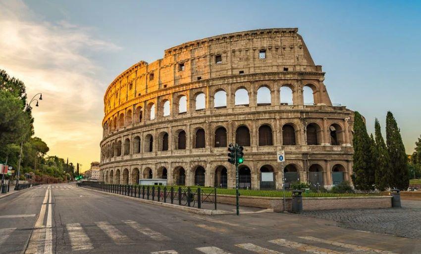 Italien: Tourist aus England meißelt seinen Namen in die Wand des Kolosseums Italien: Tourist aus England meißelt seinen Namen in die Wand des Kolosseums