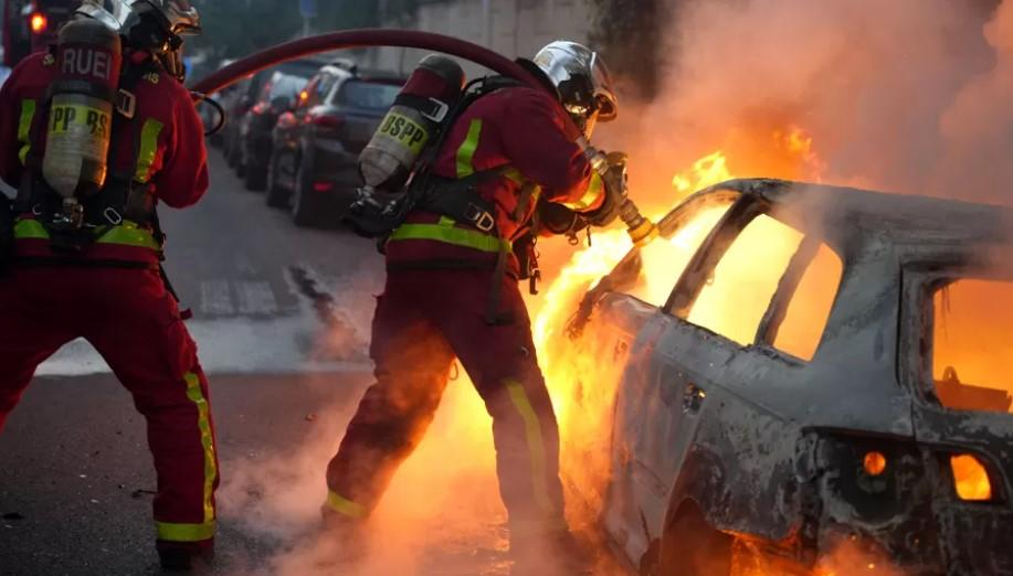 Frankreich: Polizei in Alarmbereitschaft angesichts der Wut über den Tod eines Teenagers nach Verkehrskontrolle Frankreich: Polizei in Alarmbereitschaft angesichts der Wut über den Tod eines Teenagers nach Verkehrskontrolle