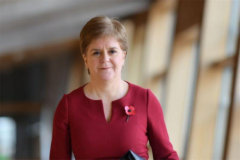 Ehemalige schottische Ministerpräsidentin Sturgeon wegen Verdacht auf Verschwendung von Steuergeldern festgenommen Ehemalige schottische Ministerpräsidentin Sturgeon wegen Verdacht auf Verschwendung von Steuergeldern festgenommen