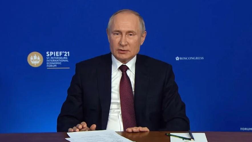 Westliche Firmen boykottieren das "russische Davos": Bei Putins Rede sind die beliebtesten Plätze im hinteren Teil des Raumes Westliche Firmen boykottieren das "russische Davos": Bei Putins Rede sind die beliebtesten Plätze im hinteren Teil des Raumes