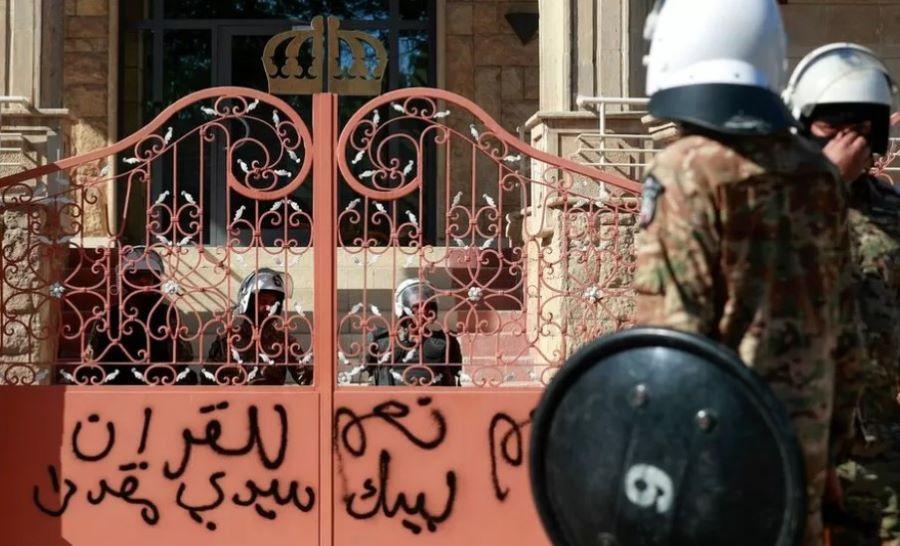 Demonstranten stürmen schwedische Botschaft in Bagdad nach Verbrennung eines Korans Demonstranten stürmen schwedische Botschaft in Bagdad nach Verbrennung eines Korans