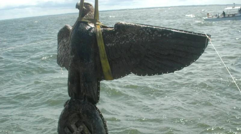 Uruguay schmilzt den Bronzeadler der Nazis ein und verwandelt ihn in eine Friedenstaube Uruguay schmilzt den Bronzeadler der Nazis ein und verwandelt ihn in eine Friedenstaube